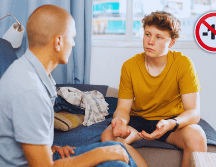 Estilos de crianza que combinan lazos afectivos, límites claros y comunicación abierta reducen el riesgo de experimentar con alcohol y otras sustancias. ESPECIAL / CANVA