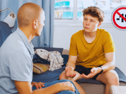 Estilos de crianza que combinan lazos afectivos, límites claros y comunicación abierta reducen el riesgo de experimentar con alcohol y otras sustancias. ESPECIAL / CANVA