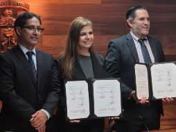 Karla Planter de la UdeG y Antonio Lancaster Jones del CCIJ  muestran la firma del convenio de colaboración . EL INFORMADOR / J. Velazco