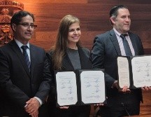 Karla Planter de la UdeG y Antonio Lancaster Jones del CCIJ  muestran la firma del convenio de colaboración . EL INFORMADOR / J. Velazco