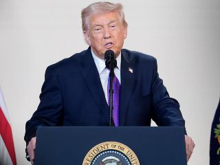 Irán condiciona la reducción del enriquecimiento de uranio a la retirada de las sanciones, mientras que Trump exige que Irán renuncie totalmente al enriquecimiento. EFE/A. Schwartz