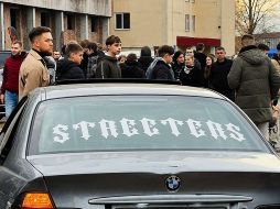 Las autoridades establecen lineamientos claros sobre qué elementos pueden colocarse en un vehículo. PEXELS