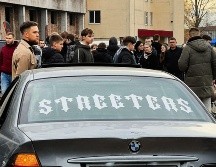 Las autoridades establecen lineamientos claros sobre qué elementos pueden colocarse en un vehículo. PEXELS