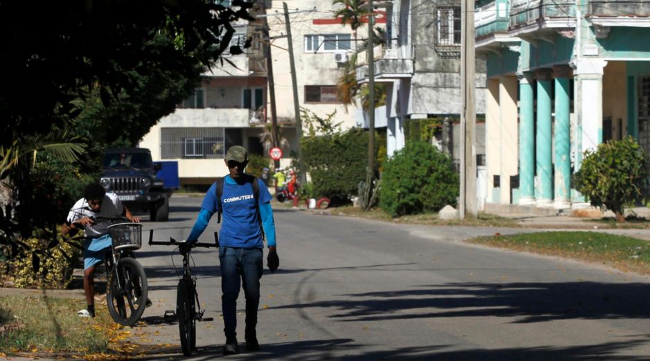 Varios cálculos independientes estiman que serían precisos entre ocho mil y 10 mil millones de dólares para sanear el sistema eléctrico. EFE/ E. Mastrascusa