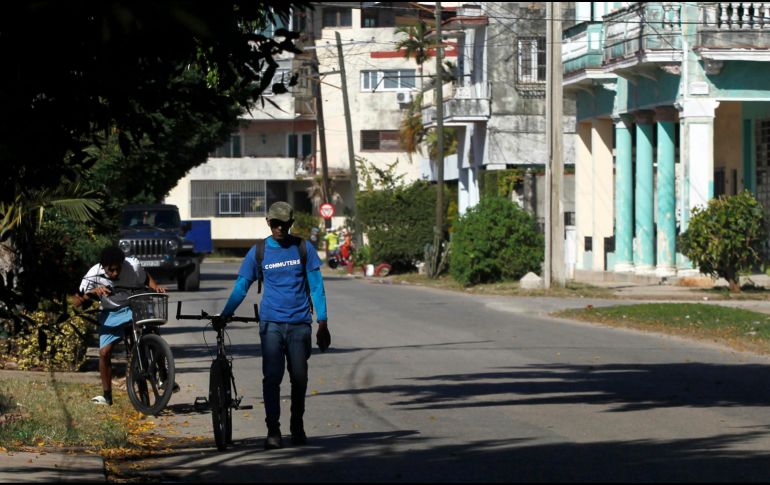 Varios cálculos independientes estiman que serían precisos entre ocho mil y 10 mil millones de dólares para sanear el sistema eléctrico. EFE/ E. Mastrascusa