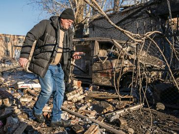 Un ciudadano ucraniano camina entre los restos de un bombardeo en Donetsk. EFE
