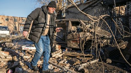 Un ciudadano ucraniano camina entre los restos de un bombardeo en Donetsk. EFE