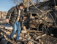 Un ciudadano ucraniano camina entre los restos de un bombardeo en Donetsk. EFE