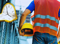Aseguran que los argumentos que se expresan para reducir la jornada de trabajo se desvanecen con las horas extras. ESPECIAL / CANVA