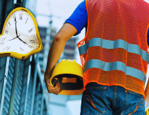 Aseguran que los argumentos que se expresan para reducir la jornada de trabajo se desvanecen con las horas extras. ESPECIAL / CANVA