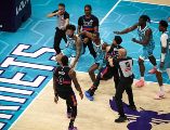 Los cuatro jugadores recibieron faltas técnicas y fueron expulsados del encuentro a 7:09 del final del tercer cuarto del partido del lunes en Charlotte. AFP / D. Jensen