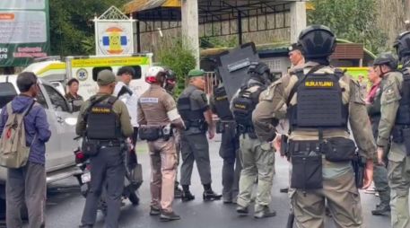 Personal de seguridad en la escuela donde se registró un tiroteo en el sur de Tailandia. EFE/ Oficina de Relaciones Públicas de la Provincia De Songkhla