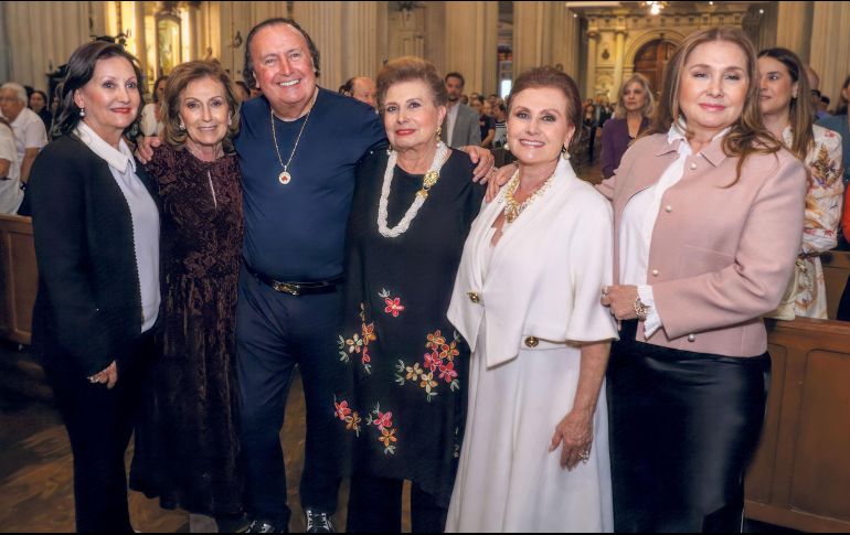 Xóchitl, Patricia, Enrique, Cecilia, Gloria y Gabriela Michel Velasco. GENTE BIEN JALISCO / C. JIMENO