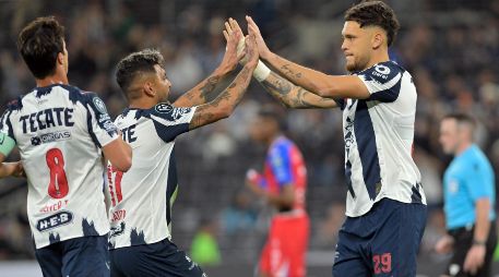 “Tecatito” Corona y Lucas Ocampos ingresaron en la parte final del juego y fueron protagonistas del segundo gol. EFE/M. Sierra