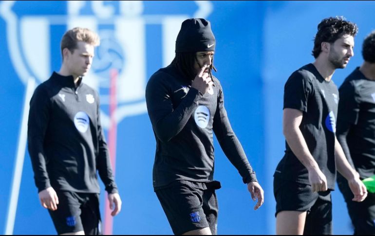 Frenkie de Jong, Jules Koundey Ferran Lopez en el entrenamiento en la víspera del juego. EFE/E. Fontcuberta