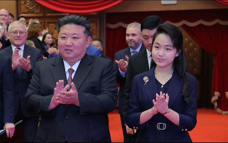 Kim Jong Un y su hija adolescente en el Gran Teatro de Pyongyang Oriental, durante un evento el 29 de junio de 2025. AP/Servicio de Noticias de Corea