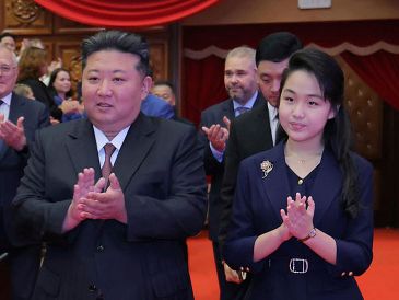 Kim Jong Un y su hija adolescente en el Gran Teatro de Pyongyang Oriental, durante un evento el 29 de junio de 2025. AP/Servicio de Noticias de Corea