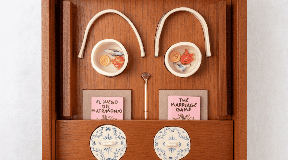 Fernández coloca bajo la lupa el amor romántico, el matrimonio y sus rituales contemporáneos, no como destino sentimental, sino como entramado cultural, económico y burocrático. ESPECIAL/Secretaría de Cultura