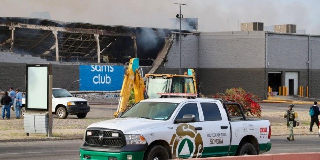 Calles cerradas en Hermosillo tras el incendio de Sams Club