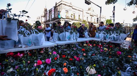 Ese día, se entonarán las mañanitas al son del mariachi, y se repartirán picones y chocolate, además de rosales, en honor a la Ciudad de las Rosas, a los asistentes. EL INFORMADOR/ARCHIVO