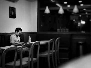 La psicología ofrece una mirada más matizada sobre lo que implica contar con pocos amigos. Unsplash