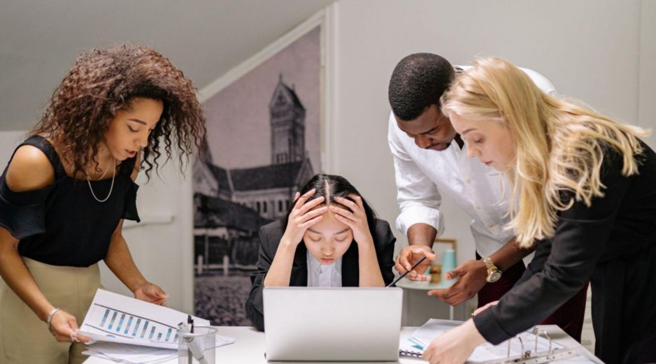 El hostigamiento constante en el trabajo puede derivar en estrés, ansiedad y otros problemas de salud mental. CANVA