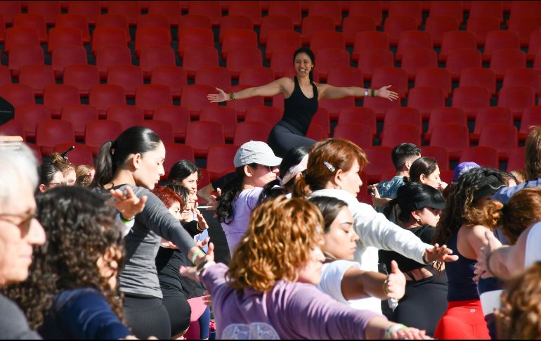 Clase masiva de yoga con Xuan Lan. GENTE BIEN JALISCO/M. RACHED.