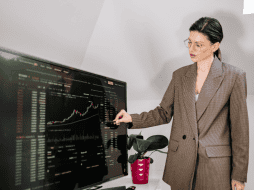 Este bot almacena los datos de forma segura en su propio espacio, y funciona con instrucciones propias y ajustes específicos para generar respuestas confiables y minimizar errores. CANVA