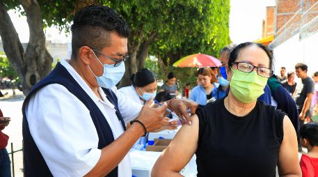 La vacunación se mantiene como la principal estrategia para frenar la propagación del virus ante el aumento de casos confirmados. EL INFORMADOR/ARCHIVO