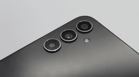 Varios especialistas señalan que el nuevo modelos de Samsung será revolucionario y podría opacar a el iPhone 17. CANVA