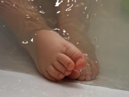 Durante los primeros días en casa, la limpieza puede hacerse con una esponja o toallita húmeda, evitando mojar el cordón umbilical hasta que cicatrice por completo. Pixabay