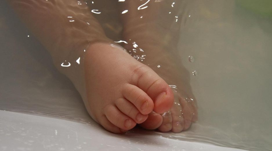 Durante los primeros días en casa, la limpieza puede hacerse con una esponja o toallita húmeda, evitando mojar el cordón umbilical hasta que cicatrice por completo. Pixabay