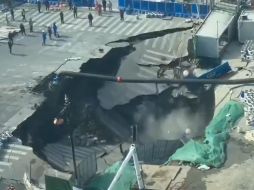 En las escenas se ve a trabajadores y algunas personas cercanas reaccionando al colapso y alejándose rápidamente mientras una nube de polvo se eleva desde el cráter. ESPECIAL