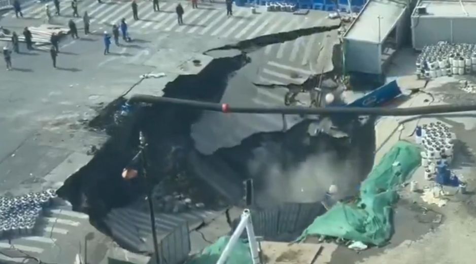 En las escenas se ve a trabajadores y algunas personas cercanas reaccionando al colapso y alejándose rápidamente mientras una nube de polvo se eleva desde el cráter. ESPECIAL