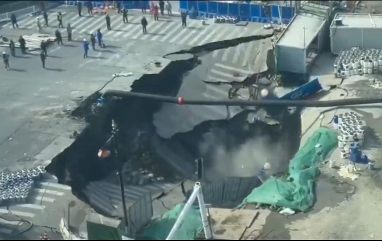 En las escenas se ve a trabajadores y algunas personas cercanas reaccionando al colapso y alejándose rápidamente mientras una nube de polvo se eleva desde el cráter. ESPECIAL