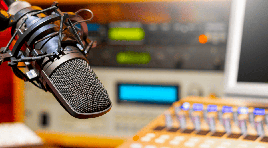 Aunque surgió a finales del siglo XIX, la radio ha sabido adaptarse a los cambios tecnológicos. CANVA