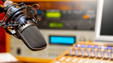 Aunque surgió a finales del siglo XIX, la radio ha sabido adaptarse a los cambios tecnológicos. CANVA