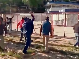 Pobladores denunciaron el uso excesivo de la fuerza y reportaron daños a las patrullas. ESPECIAL