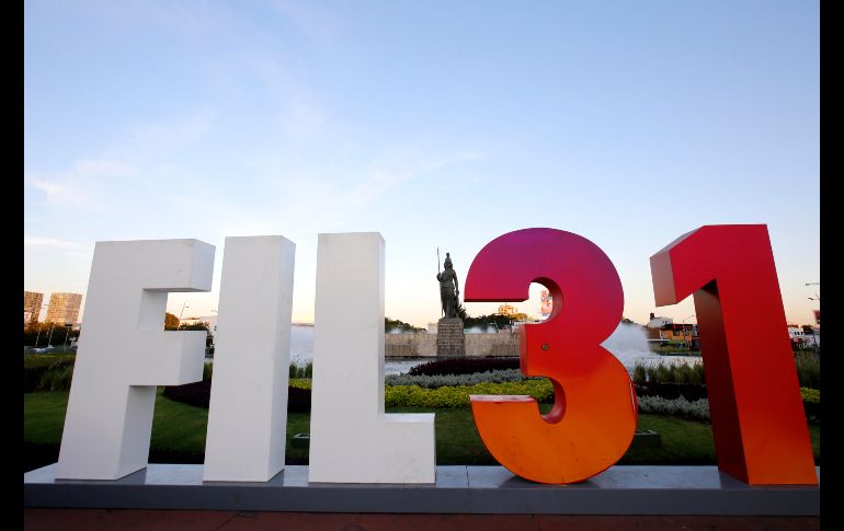 Vista general del cartel de la Feria Internacional del Libro (FIL) junto a la escultura de Minerva. Unos 700 escritores de 41 países, entre ellos Paul Auster, Almudena Grandes y Sergio Ramírez, participan desde mañana en la 31 edición de la Feria Internacional del Libro (FIL) EFE/ ARCHIVO