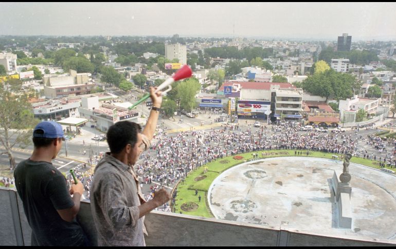 El empate a dos goles entre las selecciones de futbol de Mexico y su similar de Holanda, con el consecuente pase a octavos de final en el Mundial Francia '98, provocó que miles de mexicanos salieran a las plazas a celebrar este histórico logro deportivo. El festejo transcurrió con relativa calma, excepto en el Distrito Federal donde detuvieron a más de 300 personas. En Guadalajara los festejos de aficionados efectuados en La Minerva, estuvo tranquilo como se observa en la gráfica. Hemeroteca: 26 de Junio de 1998. EL INFORMADOR/ ARCHIVO