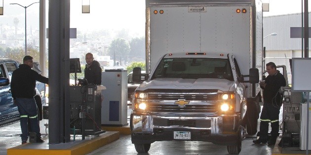 &iquest;Pueden multarme por conducir con luces altas?