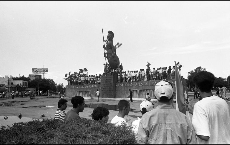 Festejos en la Minerva, con motivo del triunfo de la Selección Mexicana sobre Estados Unidos, ganando la Copa de Oro. 26 de Julio de 1993. EL INFORMADOR/ ARCHIVO