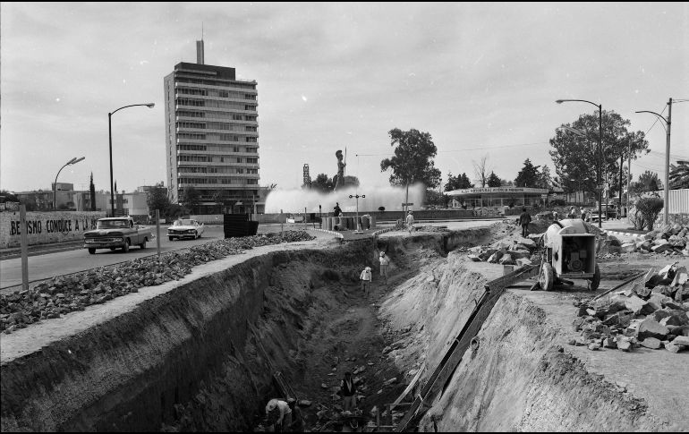 En forma acelerada fue la construcción de la red de colectores en Guadalajara, por parte del Gobierno del Estado. Aquí aparecen los trabajos a la altura de la Glorieta Minerva, en donde se realizaron desviaciones del tránsito de vehículos, para no interrumpir el ritmo de la construcción. Publicada: 13 de Enero de 1969. EL INFORMADOR/ ARCHIVO