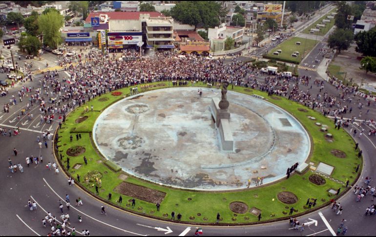 El empate a dos goles entre las selecciones de futbol de México y su similar de Holanda, con el consecuente pase a octavos de final en el Mundial Francia '98, provocó que miles de mexicanos salieran a las plazas a celebrar este histórico logro deportivo. El festejo transcurrió con relativa calma, excepto en el Distrito Federal donde detuvieron a más de 300 personas. En Guadalajara los festejos de aficionados efectuados en La Minerva, estuvo tranquilo como se observa en la gráfica. Hemeroteca: 26 de Junio de 1998. EL INFORMADOR/ ARCHIVO