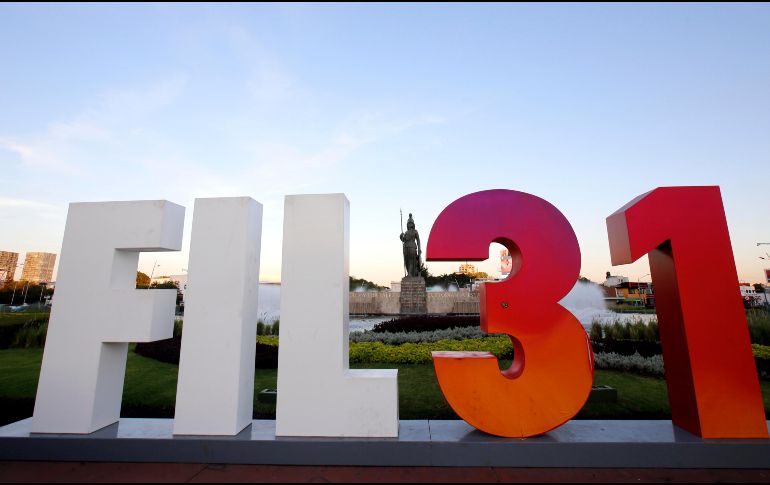 Vista general del cartel de la Feria Internacional del Libro (FIL) junto a la escultura de Minerva. Unos 700 escritores de 41 países, entre ellos Paul Auster, Almudena Grandes y Sergio Ramírez, participan desde mañana en la 31 edición de la Feria Internacional del Libro (FIL) EFE/ ARCHIVO