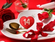 Para quienes optan por celebrar en la intimidad del hogar, diseñar una mesa romántica bien pensada puede marcar la diferencia entre una noche más y un recuerdo de esos que vale la pena guardar. ESPECIAL / CANVA