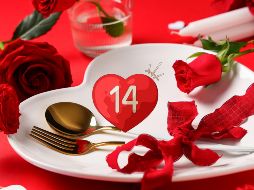 Para quienes optan por celebrar en la intimidad del hogar, diseñar una mesa romántica bien pensada puede marcar la diferencia entre una noche más y un recuerdo de esos que vale la pena guardar. ESPECIAL / CANVA