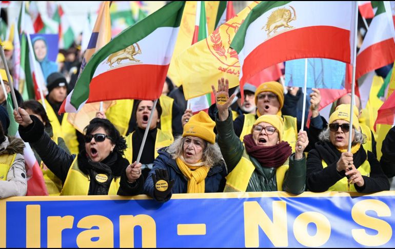 La personas convocadas por el Consejo Nacional de la Resistencia de Irán (CNRI), una de las principales organizaciones opositoras desde el exilio, mostraron su solidaridad con las víctimas de la represión de las protestas que se sucedieron en enero en las calles del país persa. EFE/ F. FAROOQU