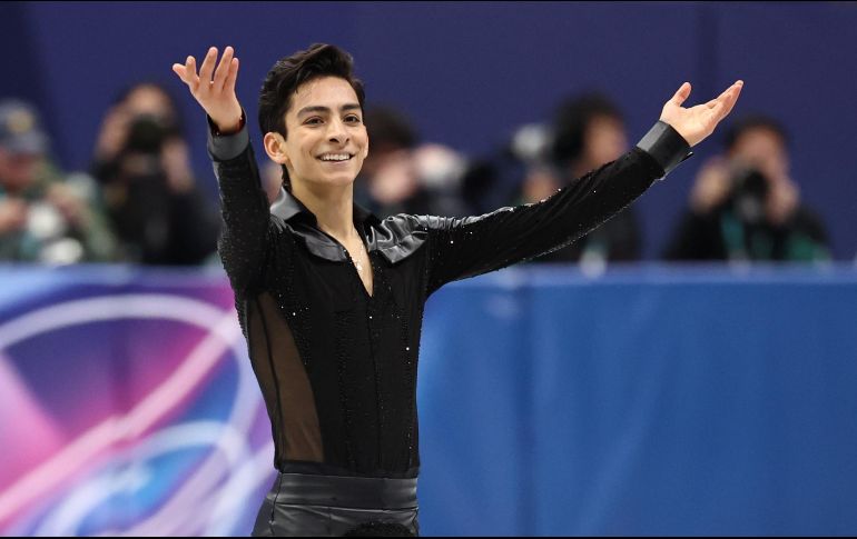 El zapopano cerró con su característica variación de campana y deslizándose en una rodilla con una gran sonrisa, dio un beso a la pista en su segunda final olímpica consecutiva y mandó más besos al público mexicano a través de la cámara. EFE / N. Hall