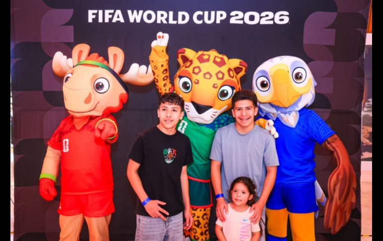 Este viernes exjugadores como Jonny Magallón, Pável Pardo y Mario Méndez, junto al medallista olímpico y embajador de Guadalajara para el Mundial, Iván García, convivieron con aficionados en un centro comercial de Avenida Patria. EL INFORMADOR / J. Acosta